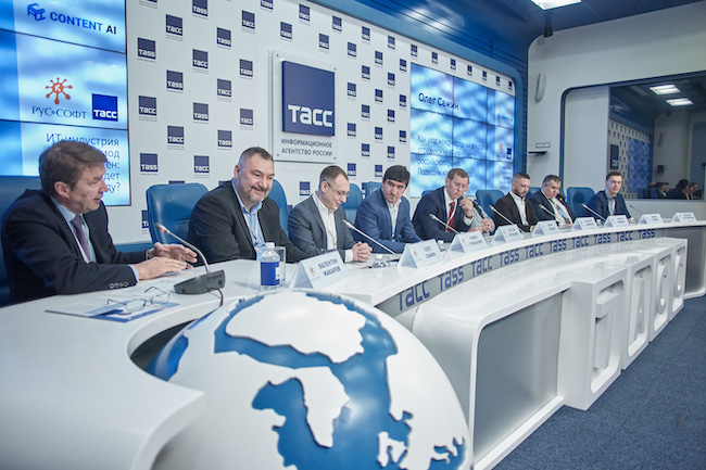 Валентин Макаров (крайний слева) на пресс-конференции «Руссофта»