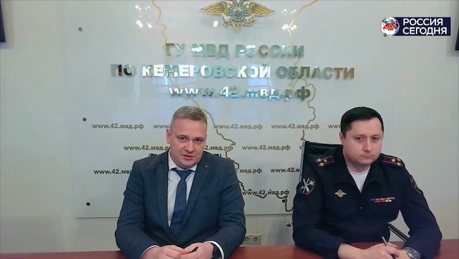 Д. Осипов (слева) рассказывает, как ведётся борьба с мошенничеством в Кемеровской области