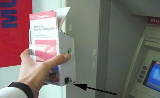 Пример установленной мини-видеокамеры злоумышленниками возле банкомата