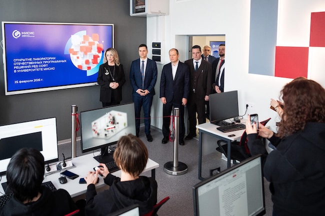 Представители университета и компании на открытии лаборатории. Источник: пресс-служба НИТУ МИСИС