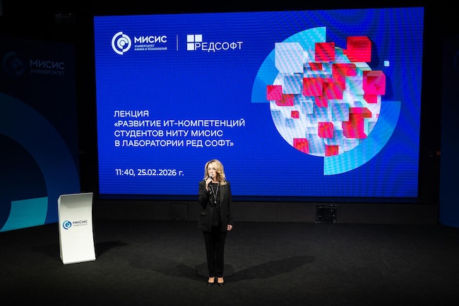 Ректор Университета МИСИС Алевтина Черникова представляет лекцию Евгения Дорофеева. Источник: пресс-служба НИТУ МИСИС