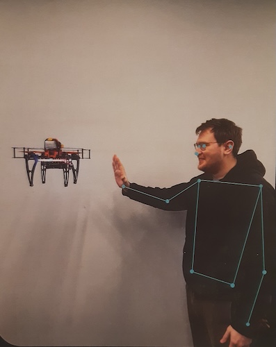 Робот PoseNet, управляемый через жесты оператора