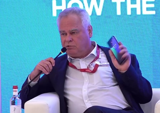 Евгений Касперский на ПМЭФ демонстрирует прототип смартфона с KasperskyOS