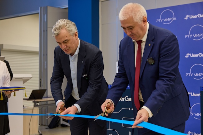 Дмитрий Курашев, директор-сооснователь UserGate (слева) и Станислав Кудж, ректор МИРЭА