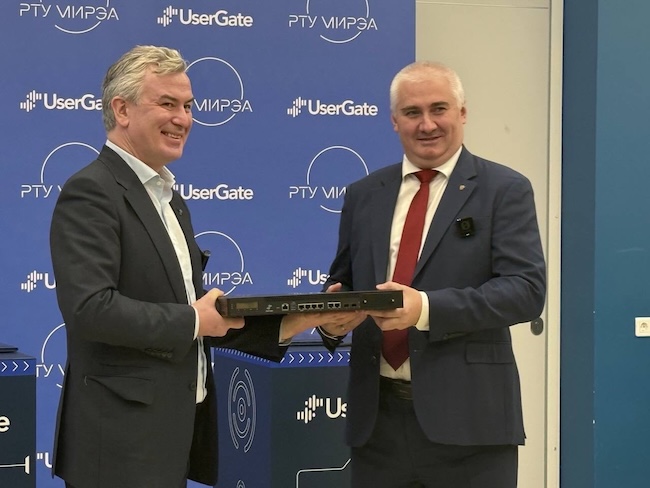 Дмитрий Курашев (слева) подарил МИРЭА флагманский продукт UserGate NGFW