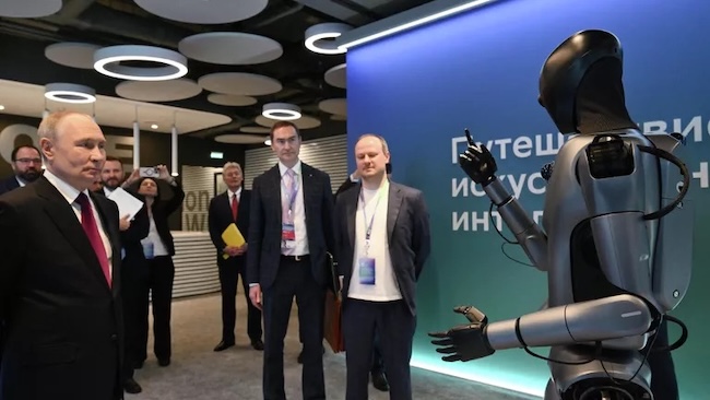 Первый ИИ-робот «Сбера» умеет танцевать (РИА Новости)