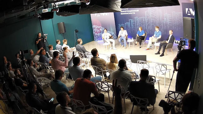 Участники дискуссии по управлению киберрисками в России