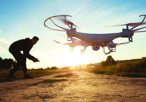 Управление дронами сейчас популярное хобби в США, и эти летательные аппараты все чаще используются для организации преступлений