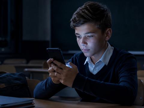 С 1 сентября школьникам запретят пользоваться смартфонами на уроках