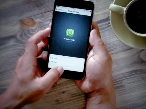 Пользователей WhatsApp атакуют инфостилером под видом голосовых сообщений