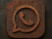 Экс-подрядчики заявили о неограниченном доступе к переписке WhatsApp