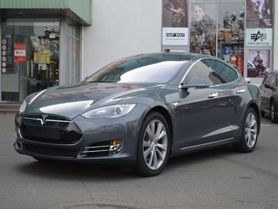В Сети появилось видео реального угона Tesla Model S с помощью бреши