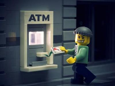 Арестованы преступники, заставляющие банкоматы выплевывать деньги
