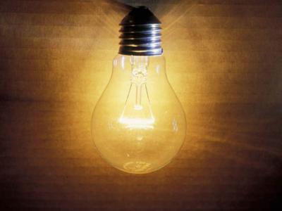 Шпионы могут подслушать разговоры с помощью висящей в комнате лампочки
